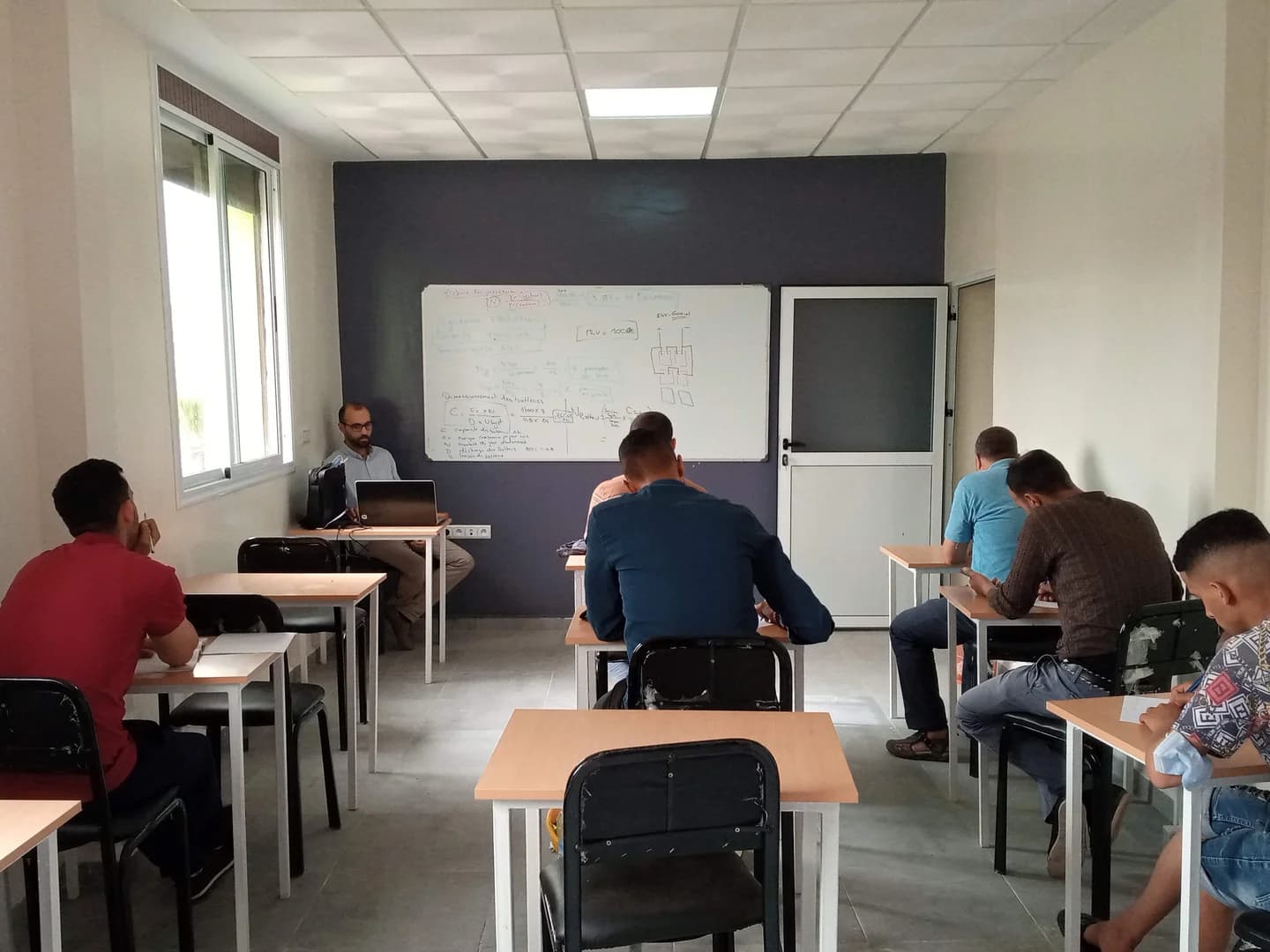 مشاركون والأستاذ داخل حصة نظرية للطاقة الشمسية